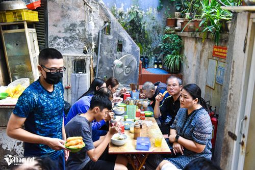 Phở Oanh đông đúc thực khách