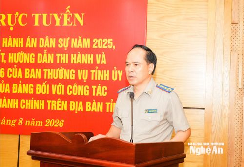 Đồng chí Phạm Quốc Nam, Bí thư Đảng ủy, Trưởng thi hành án dân sự tỉnh quán triệt, triển khai các nội dung tại Hội nghị. Ảnh Hoàng Hiếu.