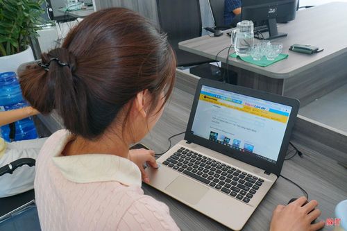 Chị Hoàng Thị Kim Dung (áo hồng) cân nhắc lựa chọn máy tính phục vụ công việc.