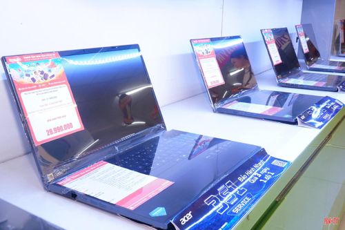 Máy tính được bày bán tại Hà Tĩnh.