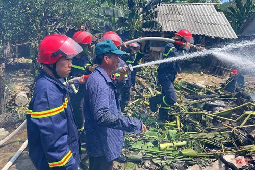 Lực lượng chức năng đã xuất 2 xe chữa cháy cùng 15 cán bộ, chiến sĩ đến hiện trường triển khai nhiệm vụ.