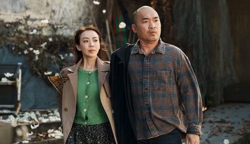 Thu Trang, Tiến Luật trong phim hài, gia đình duy nhất dịp này. (Ảnh từ phim)