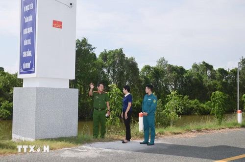 Mô hình “An ninh trật tự xã hội thông minh” xã Tân Hưng được xây dựng với 20 camera giám sát an ninh, lắp đặt tại 11 vị trí trọng điểm trên địa bàn. (Ảnh: TTXVN phát)