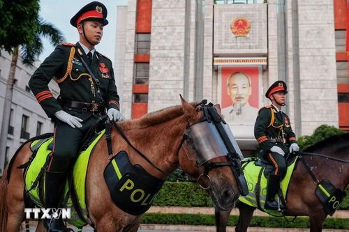 Đội Kỵ binh trong buổi tổng duyệt chương trình “81 mùa bình yên” tại khu vực trụ sở Ủy ban Nhân dân thành phố Hà Nội. (Ảnh: Phạm Tuấn Anh/TTXVN)