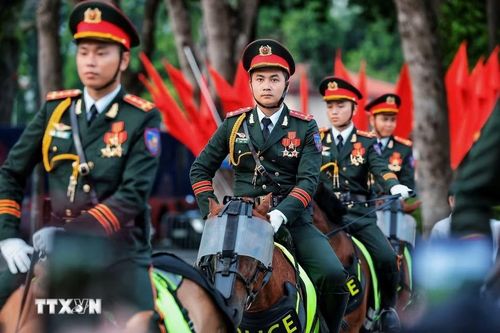 Hình ảnh cán bộ, chiến sỹ Cảnh sát cơ động Kỵ binh trong đội hình tổng duyệt nổi bật giữa không gian rợp cờ Tổ quốc tại khu vực trung tâm Hà Nội. (Ảnh: Phạm Tuấn Anh/TTXVN)