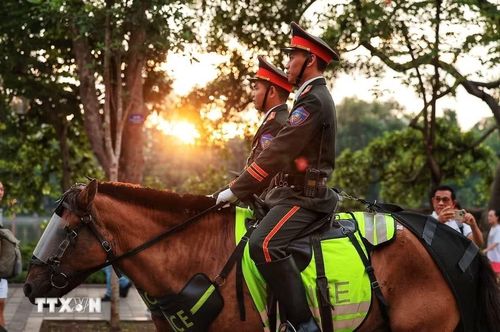 Cán bộ, chiến sỹ Đoàn Cảnh sát cơ động Kỵ binh, Bộ Tư lệnh Cảnh sát cơ động thực hiện nhiệm vụ trong buổi tổng duyệt chương trình “81 mùa bình yên” tại khu vực hồ Hoàn Kiếm. (Ảnh: Phạm Tuấn Anh/TTXVN)