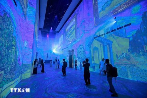 Công nghệ 3D Mapping, VR, AR cùng hệ thống âm thanh vòm đưa người xem bước vào thế giới hội họa đầy cảm xúc của Van Gogh. (Ảnh: Khánh Hòa/TTXVN)