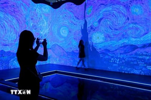 Công nghệ 3D Mapping, VR, AR cùng hệ thống âm thanh vòm đưa người xem bước vào thế giới hội họa đầy cảm xúc của Van Gogh. (Ảnh: Khánh Hòa/TTXVN)