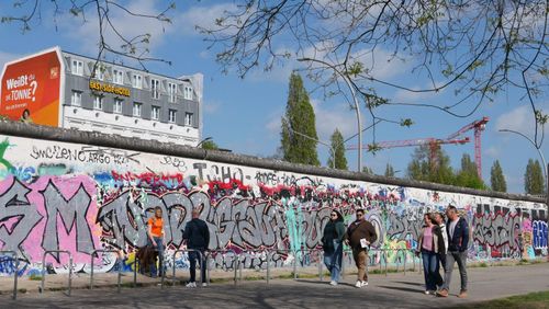 Bức tranh trên Bức tường Berlin tại East Side Gallery