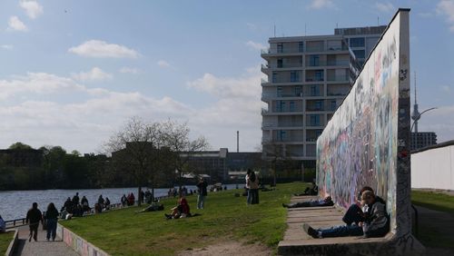 East Side Gallery nằm bên bờ sông Spree, ngay trên dải biên giới cũ