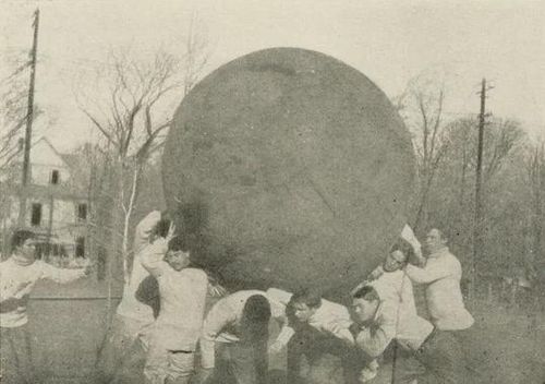 Đội chơi bóng đẩy của trường Harvard. Ảnh: utterlyinteresting.com