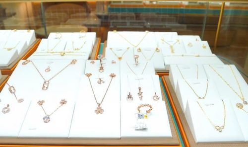 Các mặt hàng vàng trang sức bày bán khá nhiều tại các cửa hàng vàng.