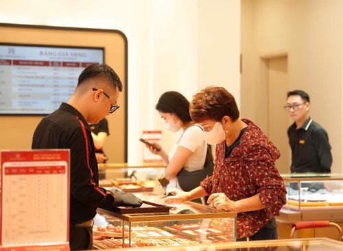 Khách hàng cân nhắc khi mua mua vàng tại các cửa hàng tư nhân. Ảnh: Nguyễn Hoàng/Báo Tin tức và Dân tộc