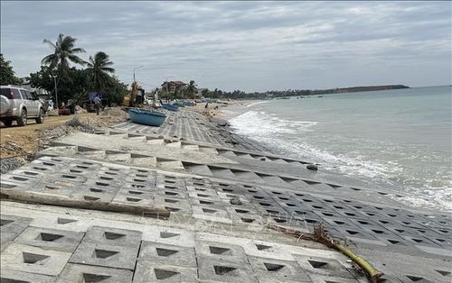 Xây dựng kè biển chống xâm thực tại xã Ô Loan, tỉnh Đắk Lắk.
