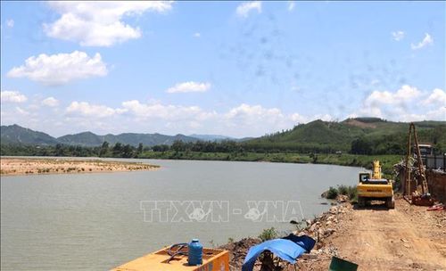 Sông Ba thay đổi dòng chảy ăn sâu vào Quốc lộ 25 đoạn qua xã Phú Hòa 1, tỉnh Đắk Lắk.