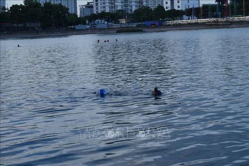 Mặc dù đã xảy ra một số vụ đuối nước trên hồ Linh Đàm nhưng người dân vẫn xuống tắm, bất chấp cảnh báo về an toàn. Ảnh: Nguyễn Thắng/TTXVN