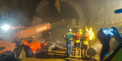 Lực lượng cứu hộ giải cứu các công nhân bị mắc kẹt trong đường hầm đang thi công tại huyện Chamoli, bang Uttarakhand, Ấn Độ ngày 13/8/2026. Ảnh: ANI/TTXVN phát