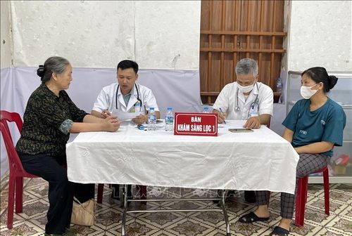 Khám sức khỏe cho người dân xã Xuân Hưng (Ninh Bình).