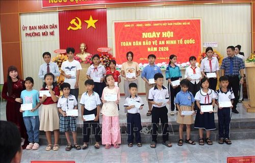 UBND phường Mũi Né, tỉnh Lâm Đồng trao học bổng cho học sinh có hoàn cảnh khó khăn tại ngày hội.