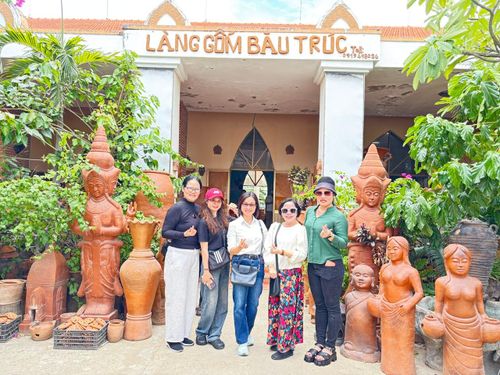 Du khách đến từ TP Hồ Chí Minh tranh thủ check-in tại Nhà trưng bày gốm Bàu Trúc.