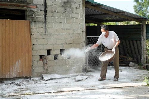 Công tác tiêu độc khử trùng chuồng trại được triển khai nhằm ngăn chặn dịch bệnh lây lan.