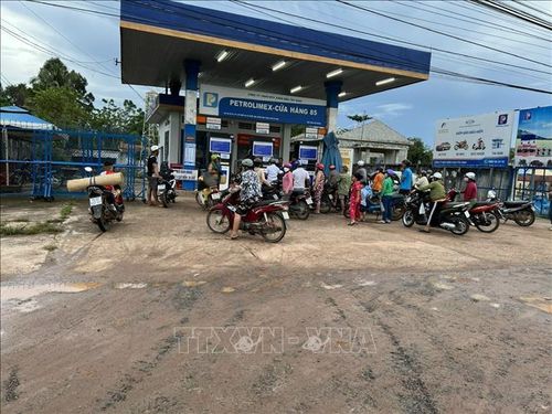 Khách hàng đổ xăng tại cây xăng xã Phước Vinh, huyện Châu Thành, tỉnh Tây Ninh. Ảnh: Thanh Tân/TTXVN