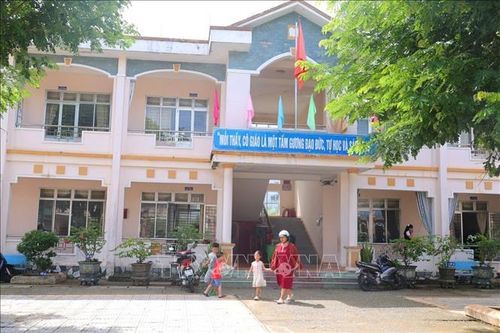 Phụ huynh đưa con em đến trường làm quen trường lớp mới.