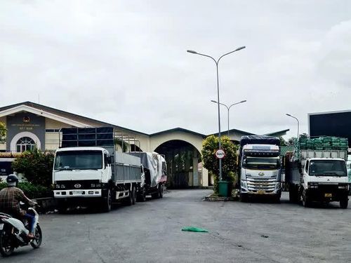 Cửa khẩu quốc tế Tịnh Biên (An Giang) tấp nập với hàng trăm lượt xe tải chở hang hóa qua lại biên giới.