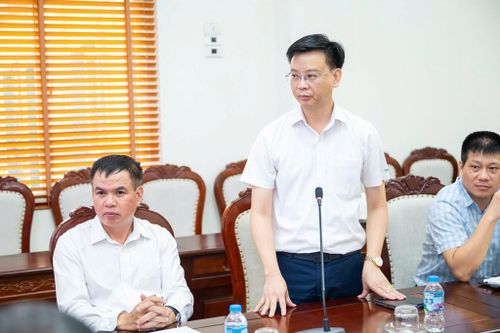 Phó Tổng Giám đốc Vinachem Nguyễn Văn Luyện phát biểu trong buổi làm việc với Đoàn công tác Uganda tại Công ty TNHH MTV Đạm Ninh Bình. Ảnh: Vinachem