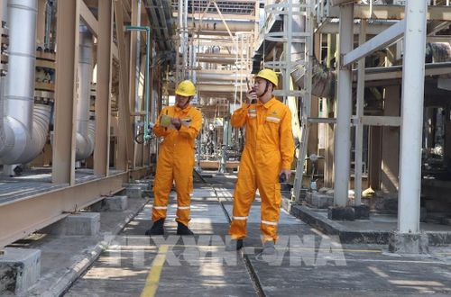 Nhân viên kiểm tra hoạt động của cụm khí điện đạm Cà Mau. Ảnh: Tuấn Phi - TTXVN