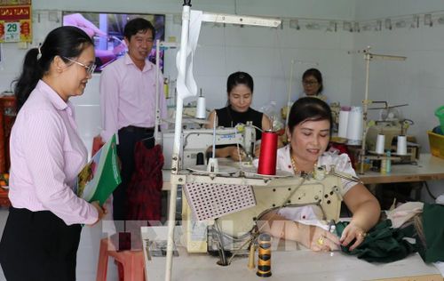 Mô hình may gia công phát triển từ nguồn vay tín dụng để phát triển sản xuất của Ngân hàng chính sách xã hội Châu Thành, tỉnh Đồng Tháp. Ảnh: Hữu Chí - TTXVN