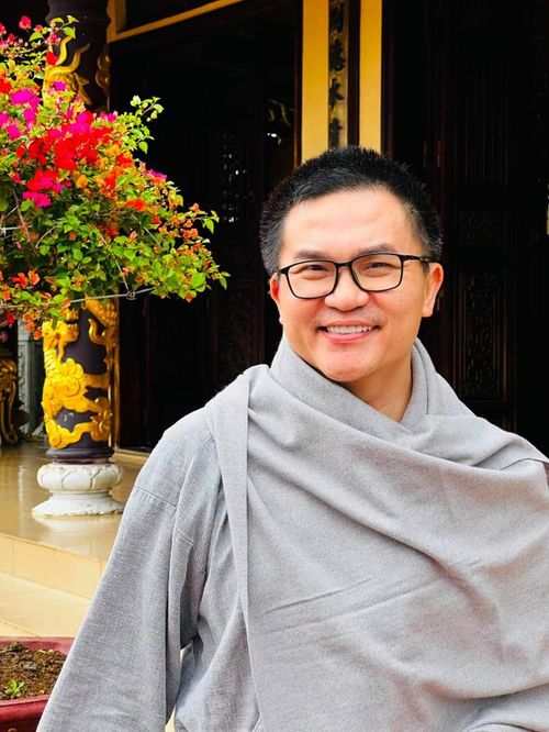 Hơn 20 năm hoạt động nghệ thuật, Đại Nghĩa ghi dấu ấn ở nhiều lĩnh vực, từ sân khấu, truyền hình đến điện ảnh và dẫn chương trình. Ảnh: FBNV