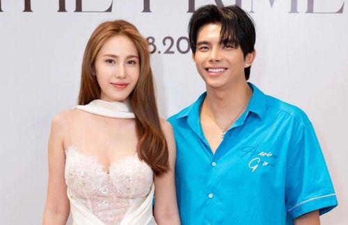 Thủy Tiên trong một buổi thử trang phục. 