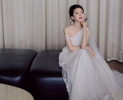 Thiết kế mà Chương Nhược Nam lựa chọn có tông trắng chủ đạo, phần thân váy dài với chất liệu voan mềm mại.