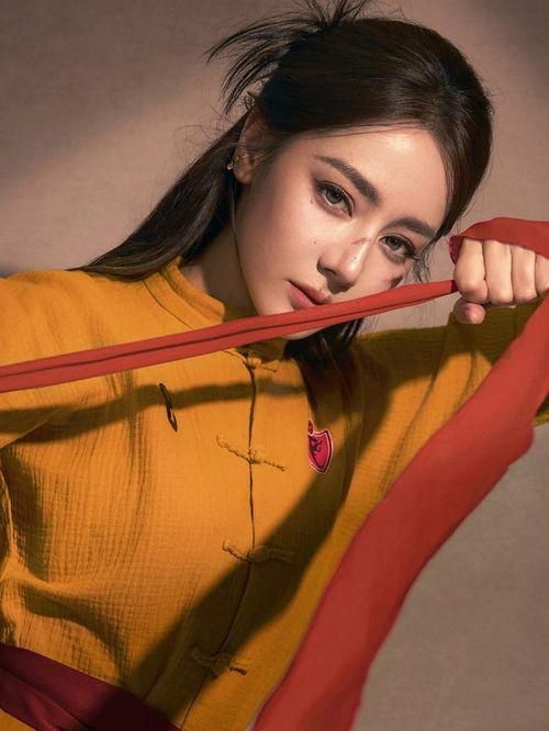 Gần đây, Địch Lệ Nhiệt Ba gây chú ý khi góp mặt trong Đội Bóng Nữ Kung Fu của Châu Tinh Trì.