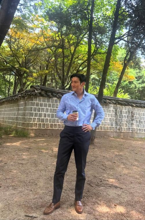Vóc dáng nổi bật cùng thần thái vừa thanh lịch vừa nam tính của Choi Si Won nhanh chóng trở thành tâm điểm trong bức ảnh. Ảnh: IGNV