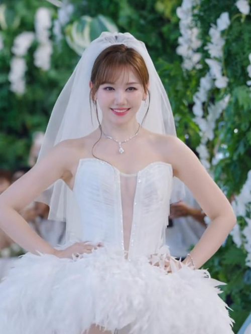 Hari Won trong vai trò First Face. Ảnh: Chụp màn hình FBNV
