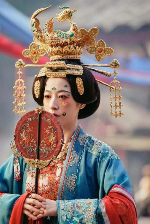 Thái Bình Niên gây chú ý theo một hướng hoàn toàn khác. Không dựa chủ yếu vào chuyện tình cảm, phim tập trung vào chính trị, quyền lực và những lựa chọn của con người trong thời cuộc. Bạch Vũ, Châu Vũ Đồng và Chu Á Văn mang đến màu sắc diễn xuất thiên về chiều sâu. Kịch bản chặt chẽ, lời thoại có tính cổ phong cùng không khí lịch sử giúp tác phẩm tạo được vị trí riêng giữa thị trường cổ trang vốn thiên về ngôn tình.