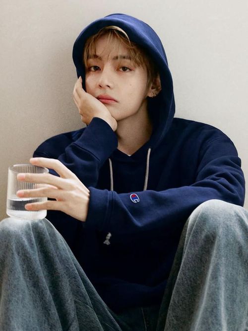 V thường xuyên gây thương nhớ bởi vẻ đẹp nghệ sĩ và khí chất lãng tử.