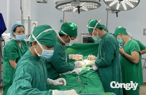 Cứu em bé mắc hở thành bụng bẩm sinh.