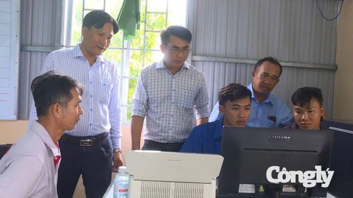 Lãnh đạo xã Hồng Dân kiểm tra việc thí điểm mô hình Cung cấp dịch vụ công trực tuyến tại địa bàn dân cư