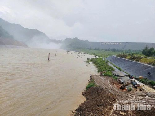 Hồ Cửa Đạt xả lũ phục vụ phòng, chống lụt bão.