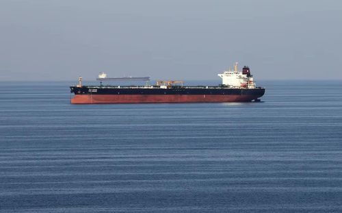 Các tàu thuyền hoạt động gần eo biển Hormuz, nhìn từ Musandam, Oman, ngày 10/8/2026. Ảnh: Reuters.
