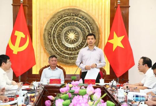 Phó Bí thư Thường trực Tỉnh ủy Nguyễn Hồng Phong phát biểu tại hội nghị.