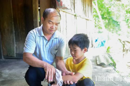 Còn ông Thào Seo Dĩ (38 tuổi) cho biết: “Trước đây, khi chưa xảy ra sạt lở đất, người dân chúng tôi sống yên bình bên dòng suối Tung. Nhưng bây giờ đất đá trên đỉnh núi đã “cựa” rồi, chỉ cần một trận mưa kéo dài qua đêm cũng khiến người dân trong bản lo lắng”.