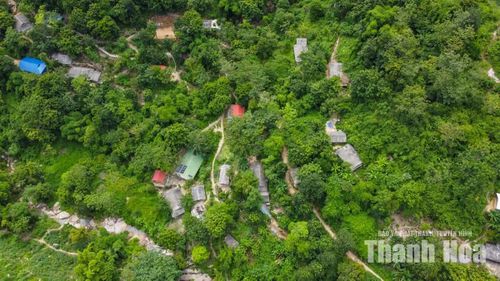 Bản Tung (cũ), nay là bản Xa Lao, xã Trung Lý, cách trung tâm tỉnh Thanh Hóa gần 200km về phía Tây. Đây là bản không có điện, không sóng điện thoại, không tivi, đường vào bản gập ghềnh, đời sống đồng bào còn nhiều khó khăn.