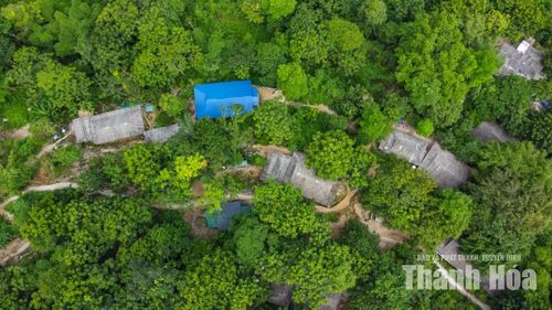 Trung tá Lê Đình Sỹ lý giải thêm: “Tháng 9/2019, nhà anh Thào A Hòa nằm cao nhất bản và được coi là nơi trú tránh tạm an toàn. Tuy nhiên, một cây gỗ lớn chặn suối Tung làm thay đổi dòng chảy, khiến cả ngôi nhà anh Hòa và gần 20 xe máy của người dân trong bản bị lũ cuốn, vùi lấp”.
