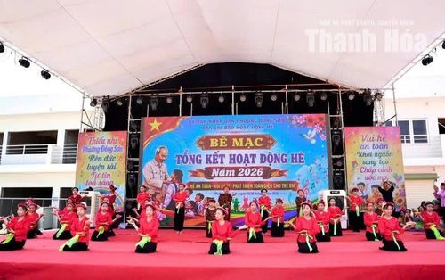 Các em thiếu nhi múa đèn tại Hội trại hè phường Đông Sơn hè năm 2026