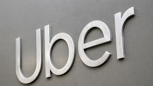 Uber đang xây dựng vị thế như nền tảng kết nối các hãng robotaxi với mạng lưới khách hàng toàn cầu. Ảnh: Bloomberg.