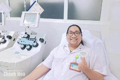 Kỹ thuật viên Bùi Thanh Phúc, Khoa Chẩn đoán hình ảnh, Bệnh viện Đa khoa tỉnh Thanh Hóa thực hiện hiến tiểu cầu.